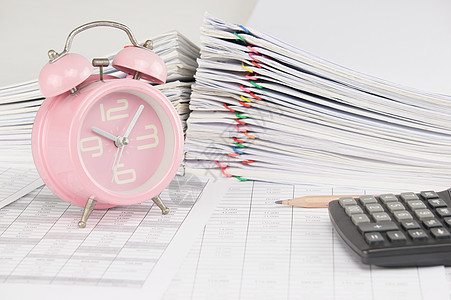 关于财务账户的布朗铅笔和旧粉红色闹钟图片