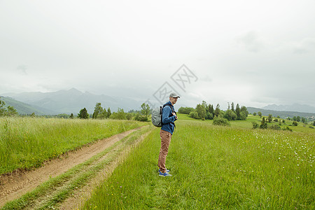 背背背山上登山旅行男假期闲暇踪迹远足者背包自由运动游客旅游男人图片