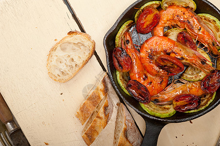 烤虾和西红番茄食物勺子美味炙烤烧烤烹饪动物面包对虾甲壳背景