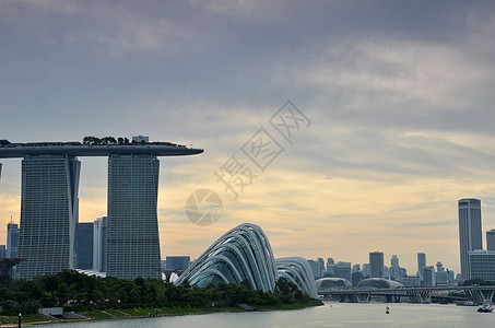 日落时新加坡城市风景天空传单摩天大楼码头车轮商业城市企业景观办公楼图片