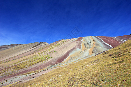 登上彩虹山秘鲁风景游客山脉红色旅行旅游拉丁冒险全景虹膜图片