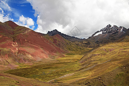 秘鲁彩虹山 亚历多姿多彩的河谷边图片