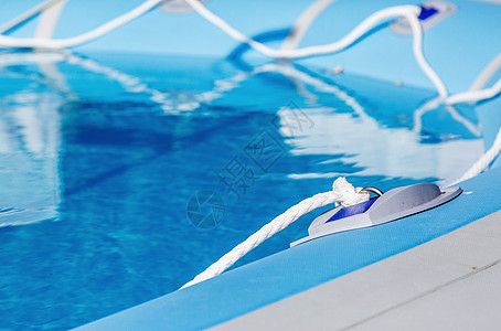 地面上可充气游泳池后院安全软垫乐趣蓝色绳索假期晴天娱乐空气图片
