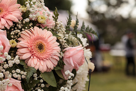 粉红玫瑰和粉红色的雪贝拉花玫瑰花瓣雏菊装饰满天星风格花束婚礼图片