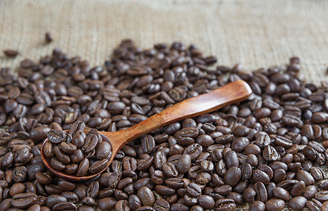 烤咖啡豆和木勺种子宏观食物麻布棕色勺子图片