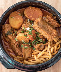 韩国香猪肋骨Spicy Pork面条胡椒猪肉蔬菜餐厅肋骨桌子盘子勺子午餐背景图片