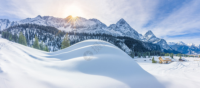 山区村和雪山阿尔卑斯山图片