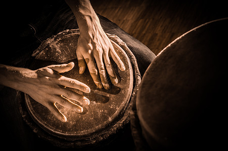 人们用手在djembe鼓里演奏音乐文化雷鬼手鼓皮肤手工女孩乐器皮革木头爱好图片