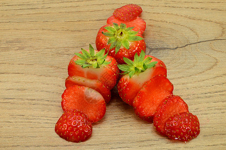 草莓三角切割背景图片