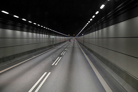 瑞典和丹麦之间Oresund桥上的一条隧道中的汽车图片