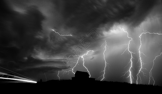 萨斯喀彻温风暴云风景闪电云景风暴天空雷雨场景荒野危险戏剧性背景图片