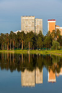 俄罗斯莫斯科Zelenograd区日落时 湖中反映的房屋森林睡眠房子建筑学反射海岸松树城市高楼天空图片