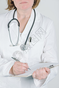 女医生在剪贴板笔记纸空白纸上写作诊所顾问考试专家医院工人从业者职业临床诊断图片