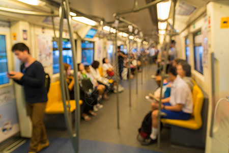 坐在大众交通或空中列车上的人图片
