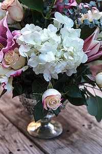 白花和粉红花的婚礼花束红色浪漫装饰玫瑰婚姻国家粉色新娘捧花绣球花图片