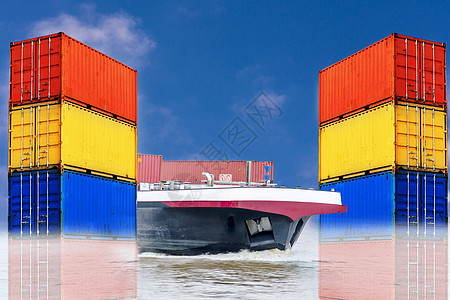 蓝色前装有不同彩色海运集装箱的集装箱船图片