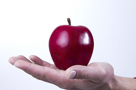 手牵手握着苹果白色手臂手势水果影棚男人红色男性背景图片