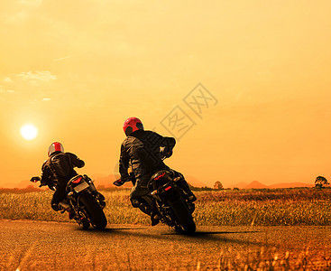 在沥青高速公路上再次骑自行车的 双胞胎朋友伙伴街道闲暇摩托车手安全情侣头盔夹克男性速度图片