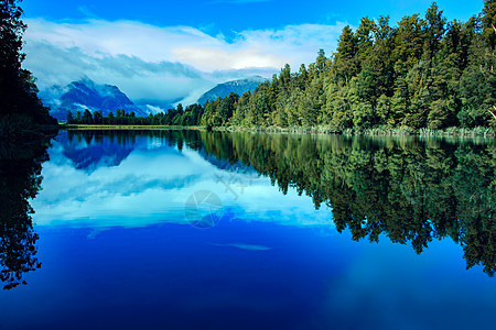 南岛新西兰州湖马济松山的反射风景旅行镜子国家木头地标森林天空池塘荒野公园图片