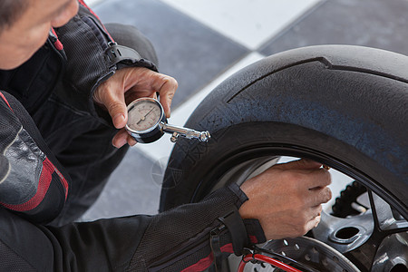 旅行前的人工空气压力测试体压测试发动机测量量规男人检查汽车仪表自行车身体运动图片