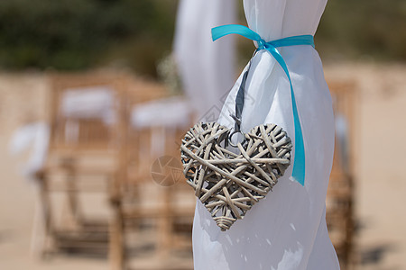 木制婚礼心婚礼婚姻丝带装饰木头派对庆典海岸太阳阳光背景图片