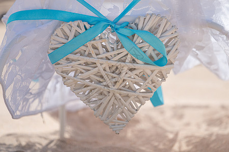木制婚礼心太阳海滩婚姻晴天蓝色丝带仪式阳光邀请函风格背景图片