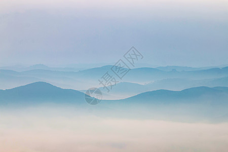 清晨的迷雾山天堂情绪场景远景天气旅行环境天空地平线风景图片