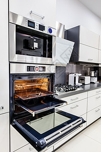 现代高塔厨房 开着门的烤炉奢华金属传感器感应器电器电烤箱房子橱柜煤气炉咖啡机图片