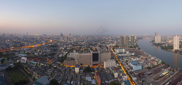 高楼屋顶的顶端风景 人均bangkok晨光首都城市交通鸟瞰图运输建筑天空景观背景图片