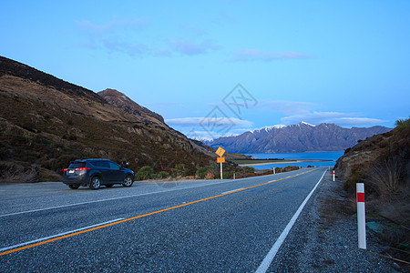 南岛新西兰州南部哈维亚湖的美丽风景游客越野车土地蓝色沥青天空国家小型车冒险季节图片