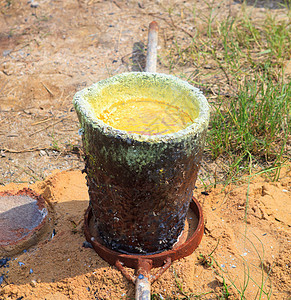 金属在热气桶中熔化 用于制造铜金属芽模具火炉工具金子液体图片