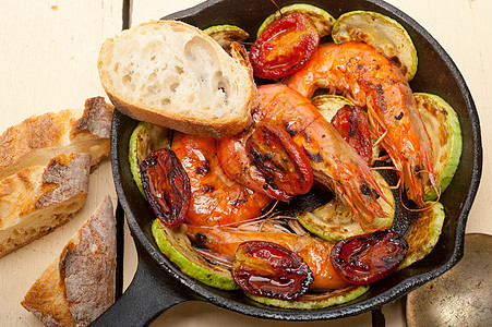 烤虾和西红番茄甲壳油炸美味烹饪勺子小吃字符海鲜宏观平底锅背景
