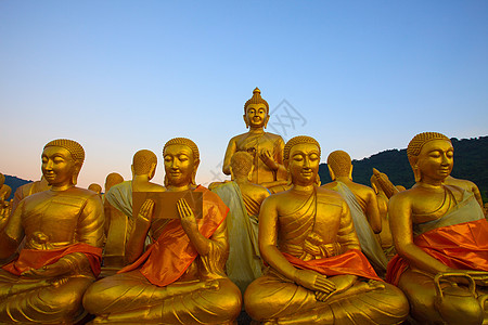 金发碧珠雕像在神庙中 晨光照耀着美丽的清晨宗教旅行寺庙佛教徒文化艺术精神冥想金子灵魂图片