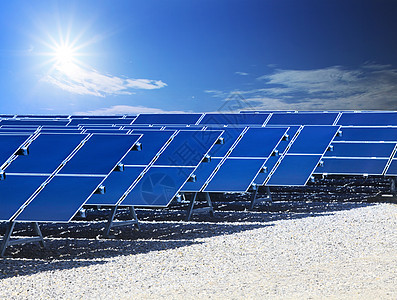 太阳电池板和太阳能发电的农场 在蓝天上闪耀图片