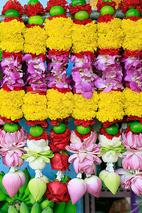 为印度神庙祈祷而装饰的鲜花图片