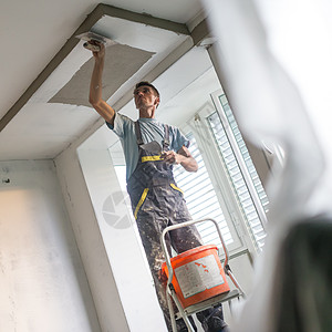 室内墙壁和天花板的粉刷改造 建筑竣工梯子职业泥水匠承包商工作服工作工人维修劳动工具图片
