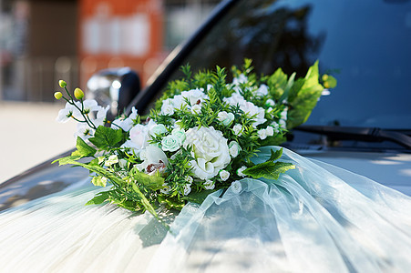 婚礼车装饰 头罩上盛着鲜花图片