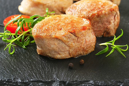 泛海猪肉奖章肉片石板平底锅牛扒猪排委员会食物猪肉鱼片服务图片