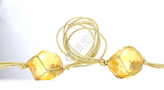 一条项链 上面有金色绳索的廉价塑料宝石工艺黄色玻璃串珠材料火花边界珠子珠宝圆形图片