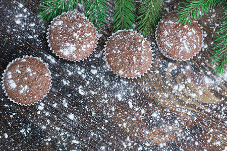 四个圣诞节蛋糕 冬天下雪的木本木背景 fir图片
