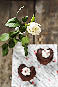 以心和白玫瑰形式呈现的蛋糕甜点巧克力美食玫瑰派对糕点礼物盘子奶油餐巾图片