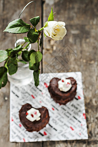 以心和白玫瑰形式呈现的蛋糕婚礼星星盘子小吃巧克力美食派对糕点食物甜点图片