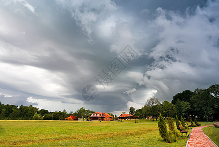 夏季风暴风雨景观 云层多彩的天空 飓风和雨水草地全景地平线雷雨场景荒野危险灾难天气戏剧性图片