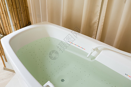 清空的按摩浴缸 水池里装满了水奢侈地闲暇浴室漩涡制品淋浴房间陶瓷沙龙公寓图片