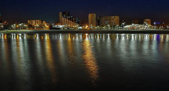 海边的夜晚城市图片