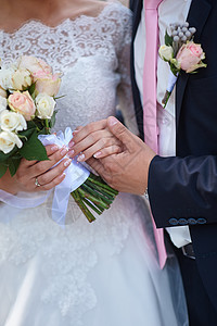 新郎在婚礼散步时牵着新娘的手图片