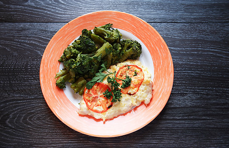 带加料的炸鱼桌子盘子食物蔬菜陶器晚餐咖啡店小吃餐具烹饪图片