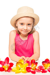 小女孩和一群异国花朵 在一张白色的桌子上图片