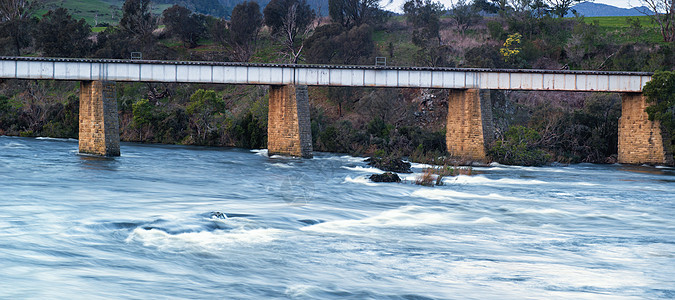 塔斯马尼亚州乡村桥梁和河流树木活力旅行天空砖块石头火车图片