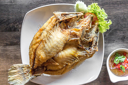 深海油炸贝贝鱼用餐午餐蔬菜营养小吃木头餐厅海鲜盘子低音图片